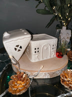 🏠 Ceramic white gingerbread House Oil Burner – Cozy Winter Glow - Aura & Aroma