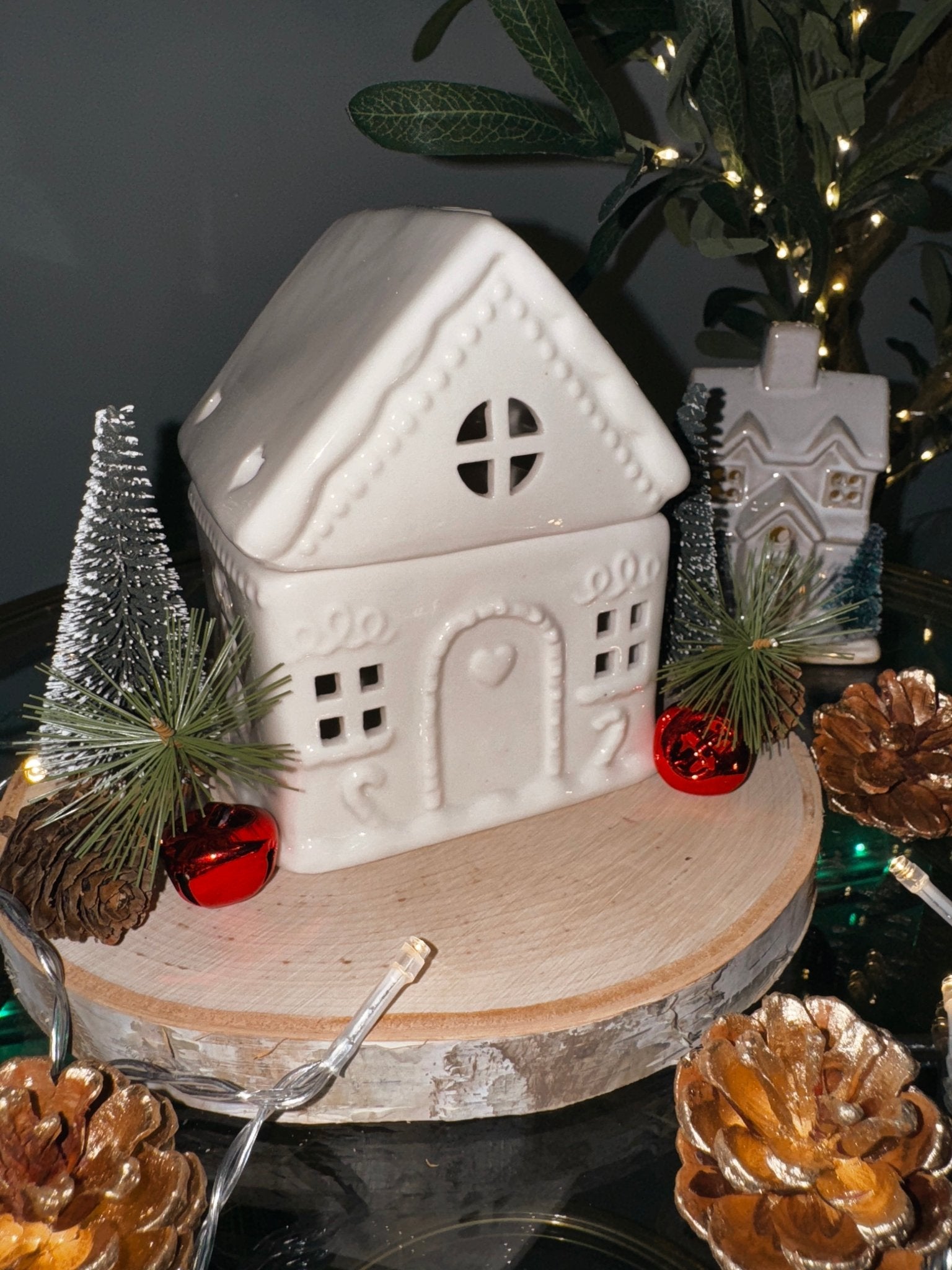 🏠 Ceramic white gingerbread House Oil Burner – Cozy Winter Glow - Aura & Aroma