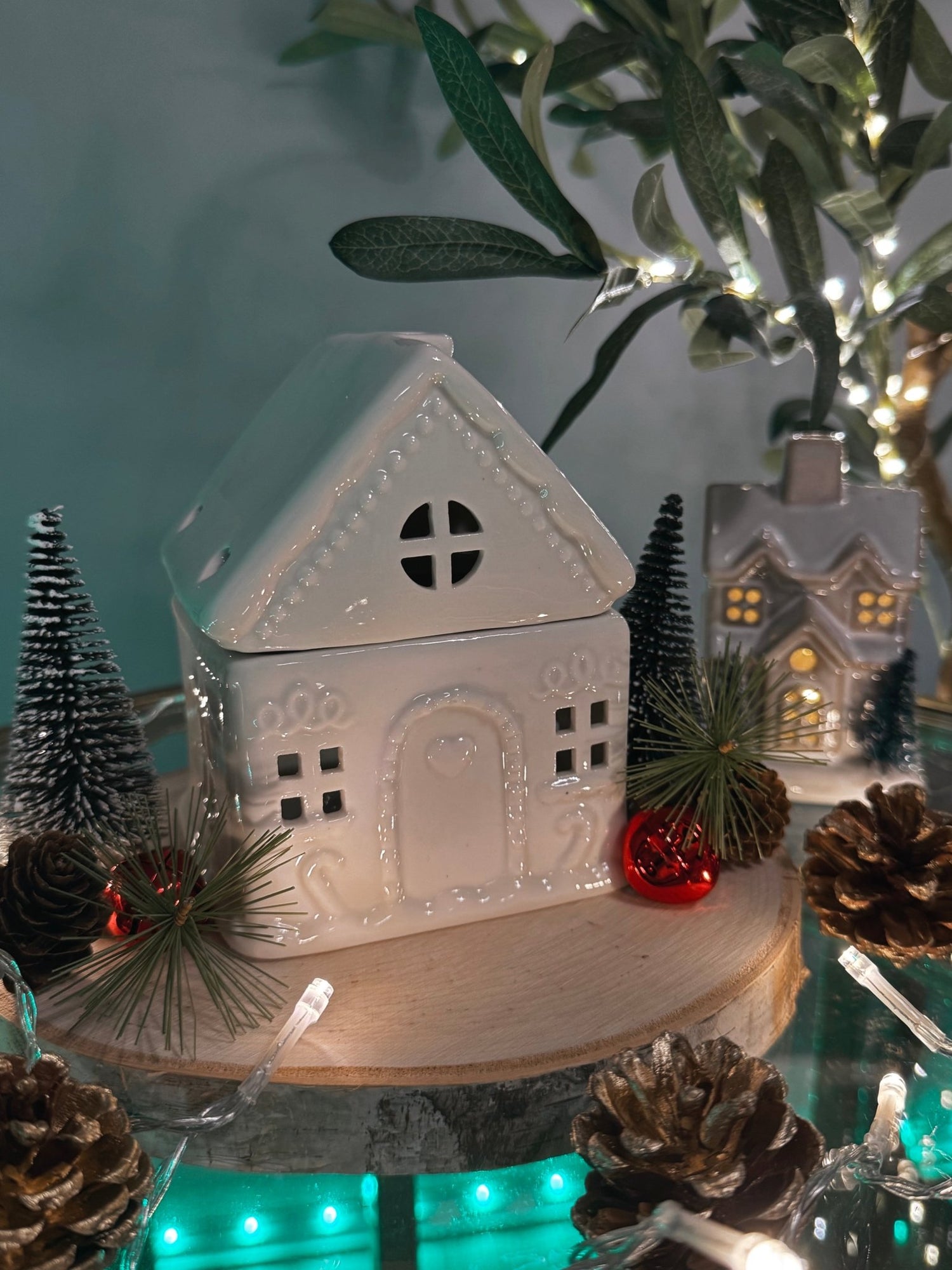 🏠 Ceramic white gingerbread House Oil Burner – Cozy Winter Glow - Aura & Aroma