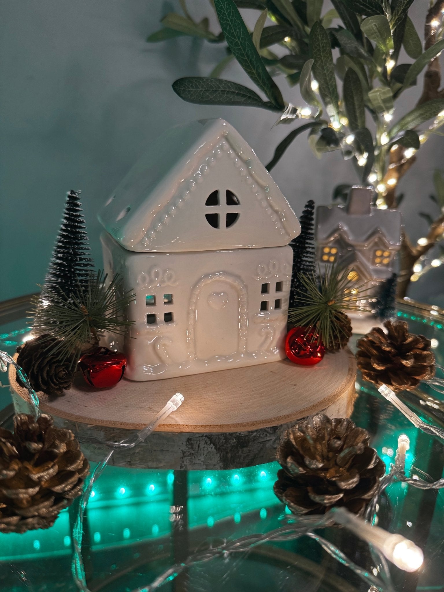 🏠 Ceramic white gingerbread House Oil Burner – Cozy Winter Glow - Aura & Aroma