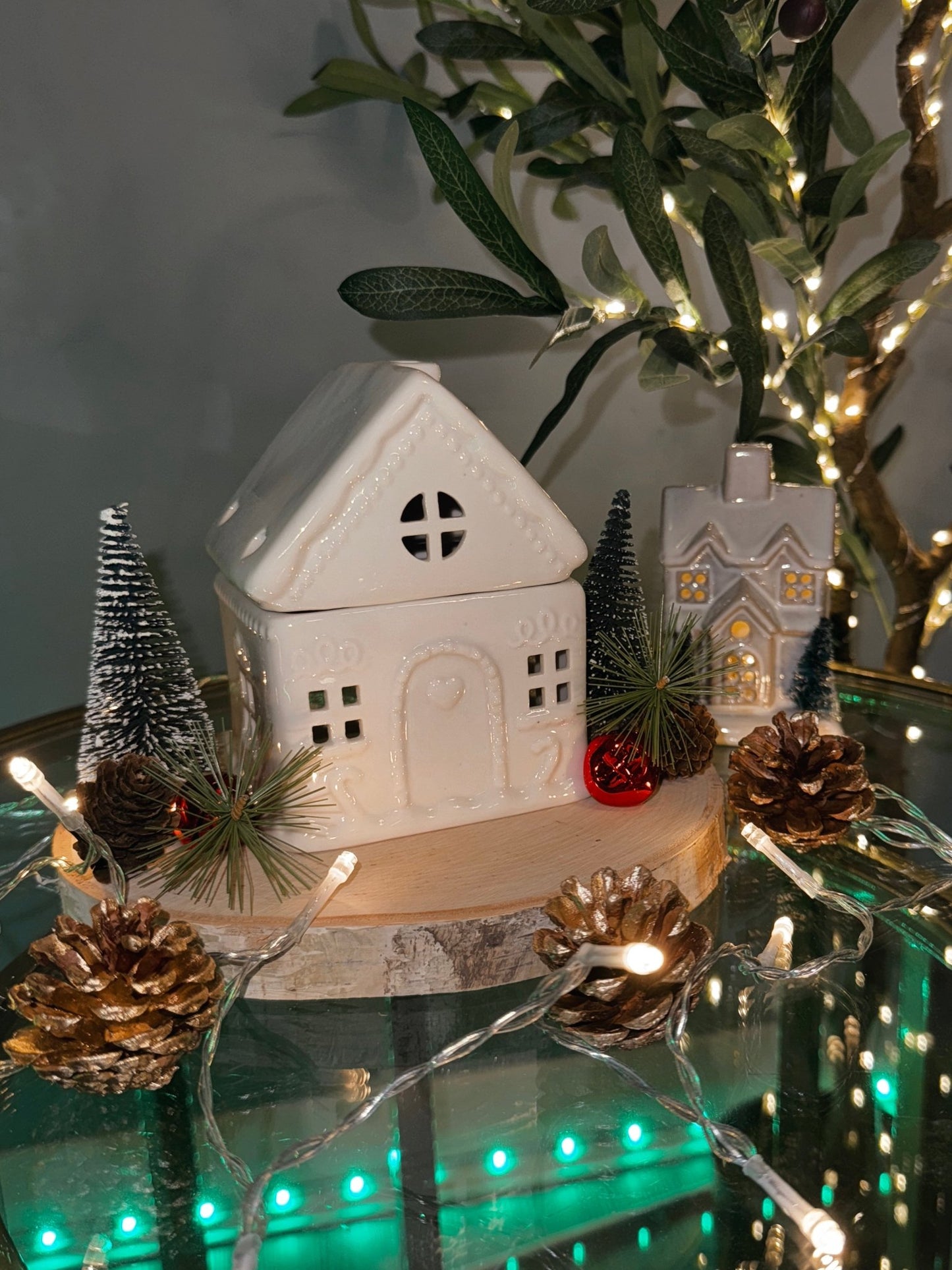 🏠 Ceramic white gingerbread House Oil Burner – Cozy Winter Glow - Aura & Aroma