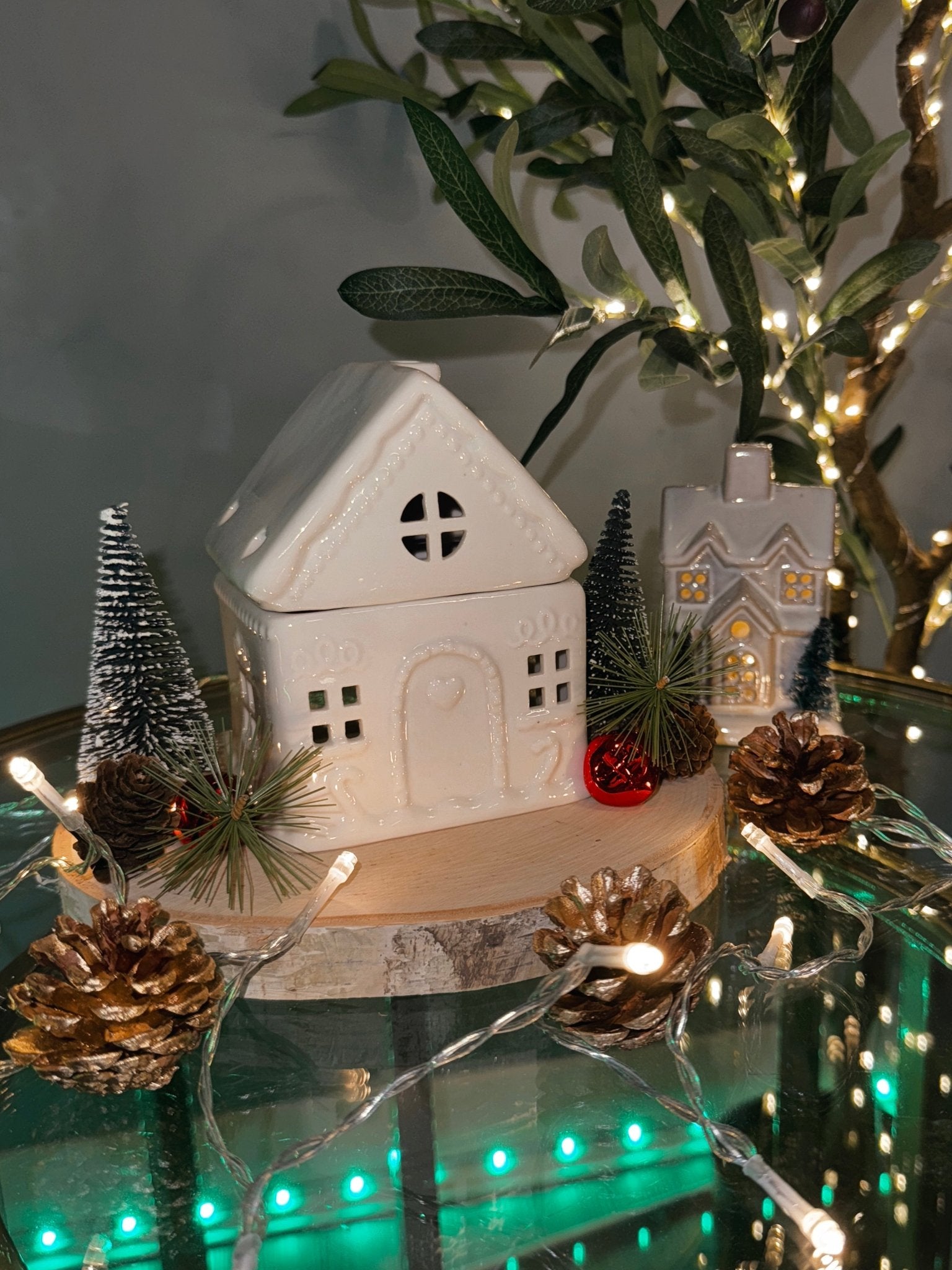 🏠 Ceramic white gingerbread House Oil Burner – Cozy Winter Glow - Aura & Aroma
