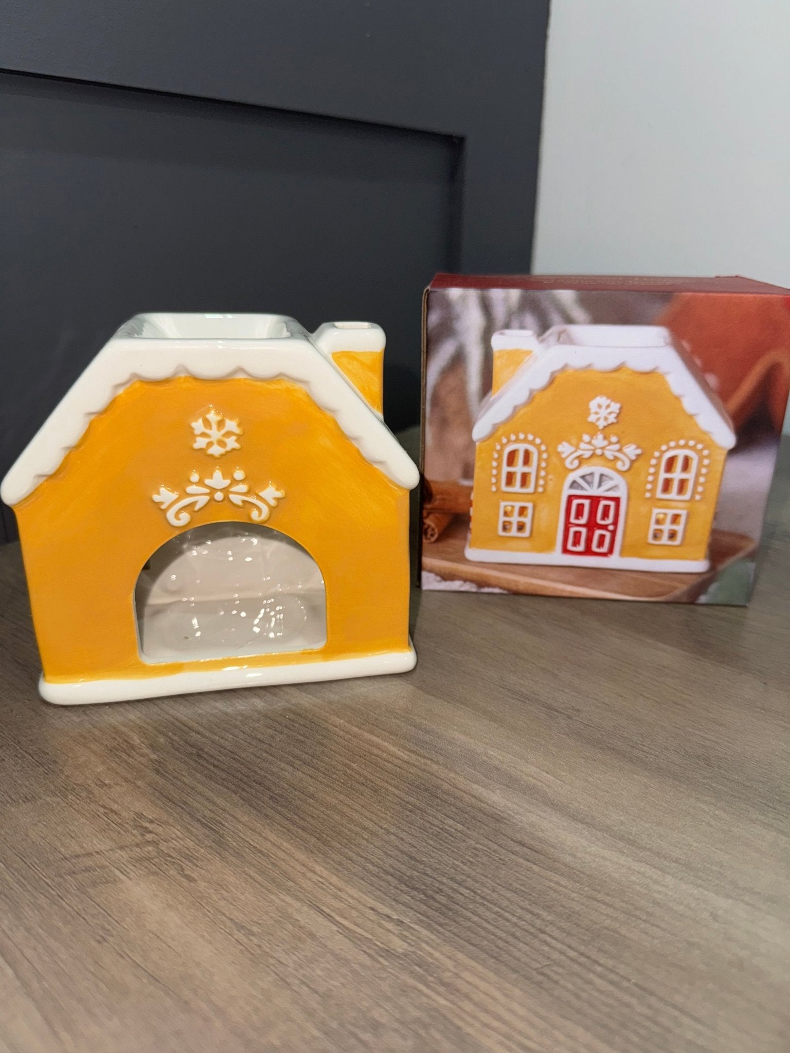 Gingerbread House Shaped Christmas Oil Burner and Wax Warmer - Aura & Aroma