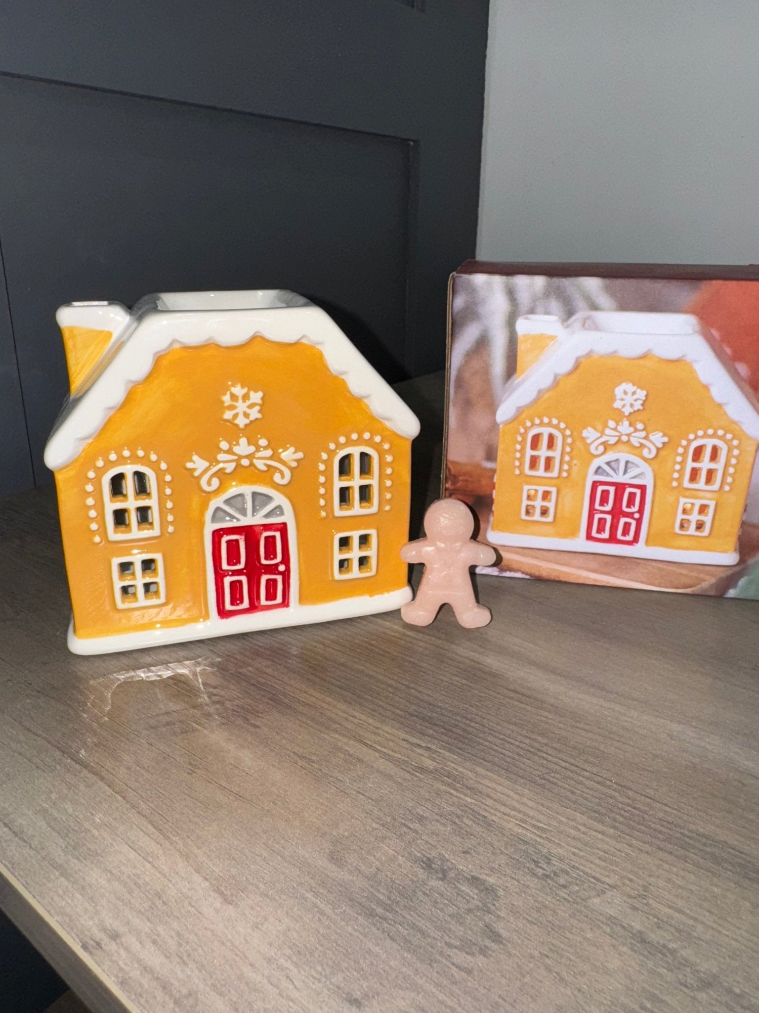 Gingerbread House Shaped Christmas Oil Burner and Wax Warmer - Aura & Aroma